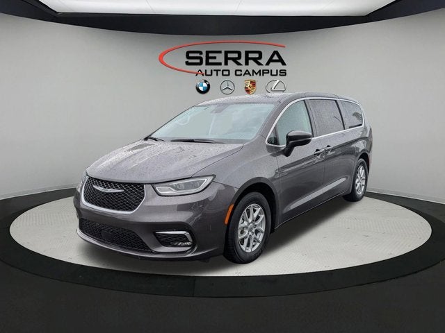 2023 Chrysler Pacifica Touring L's photo