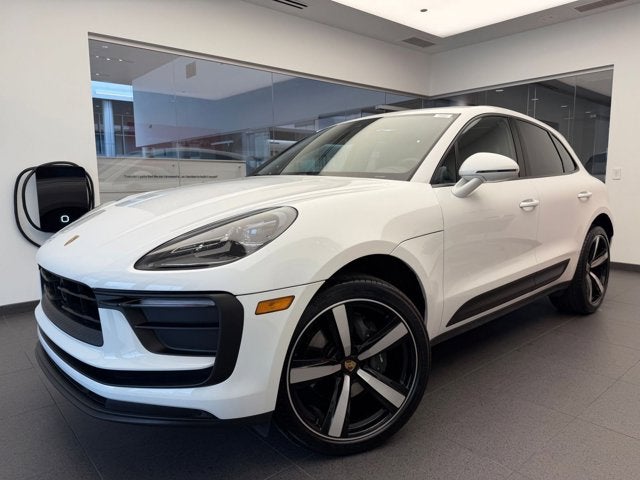 2026 Porsche Macan -'s photo