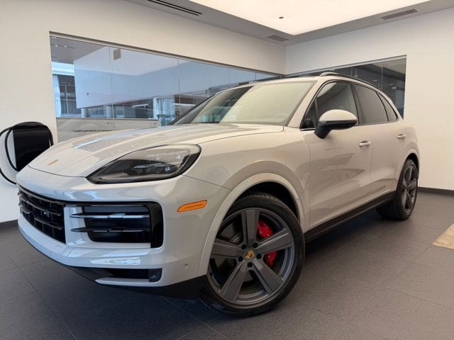2024 Porsche Cayenne S's photo